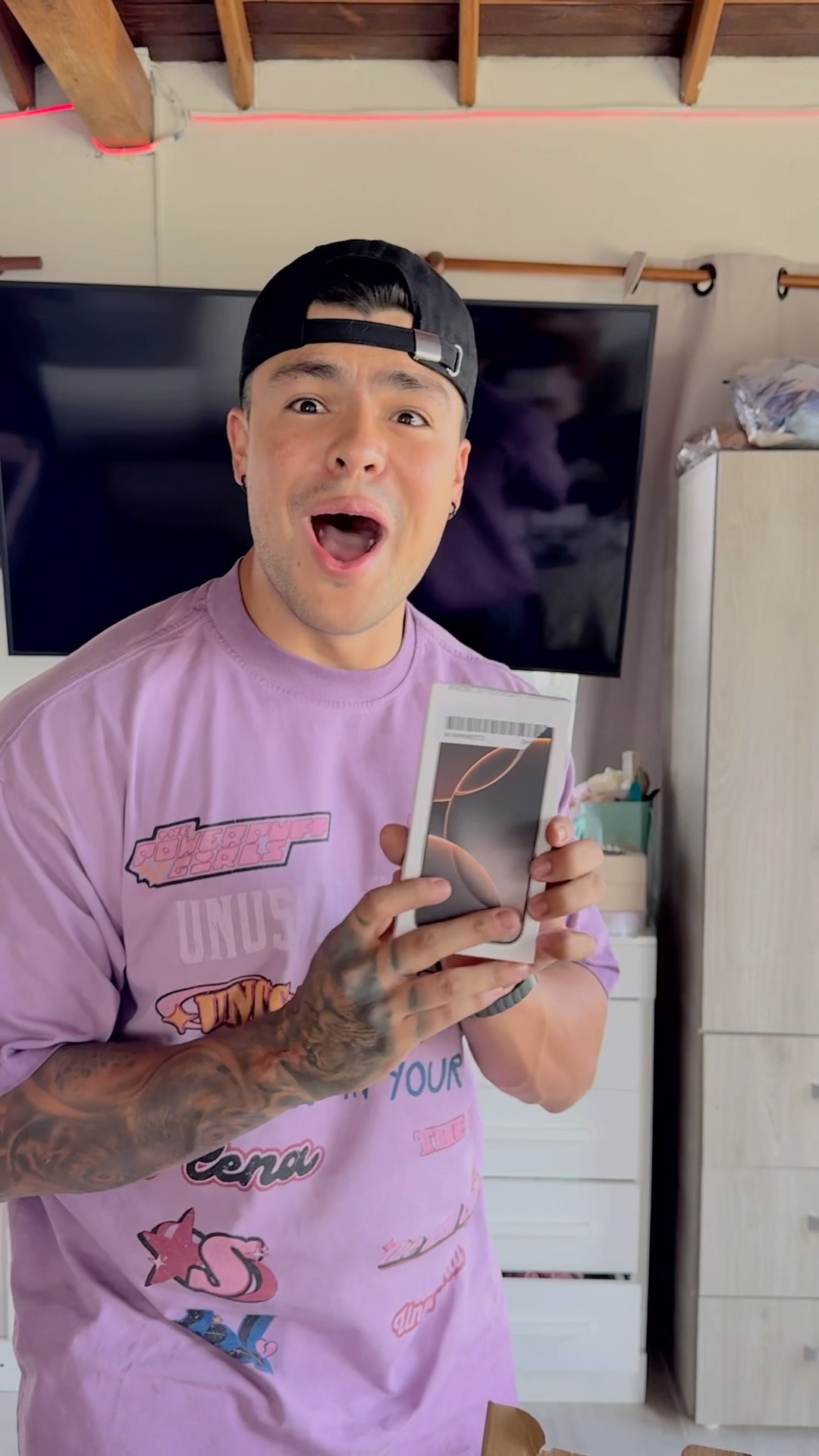 ADRI ME REGALO EL IPHONE 16 DE CUMPLEAÑOS??