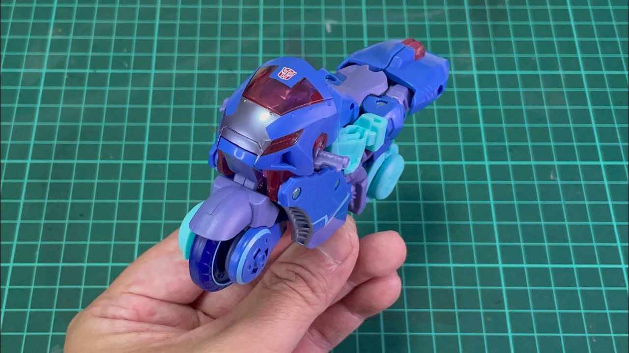 Transformers Legacy United Deluxe Class Cyberverse Universe Chromia （Alt mode to Robot mode)