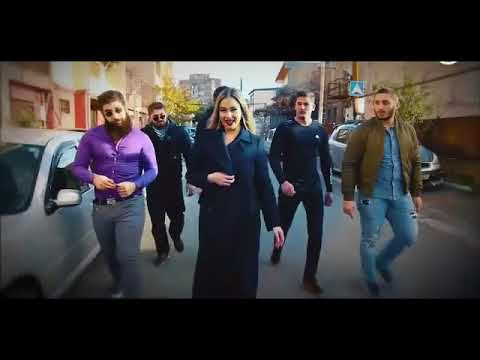 \"ვეღარ შემომხედავ, ვერ დამისიგნალებ\" - შიშველი გოგონა სექსუალურ შევიწროებაზე მღერის