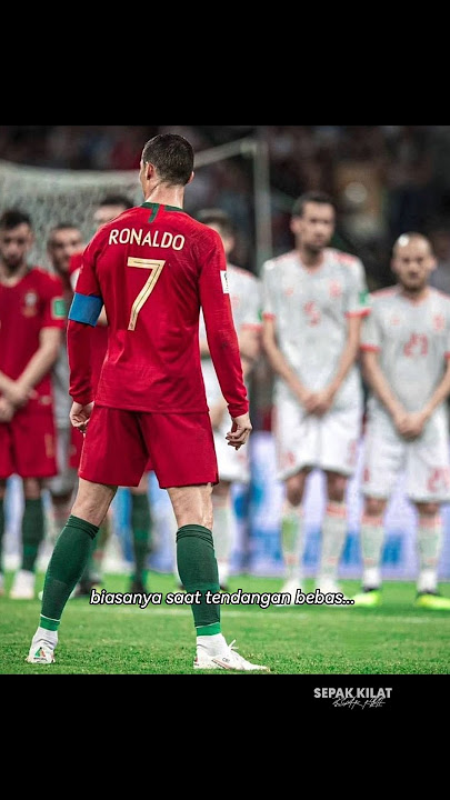 Strategi Aneh di Sepak Bola: Tiduran Saat Free Kick?! 😱 #football #shorts #bola