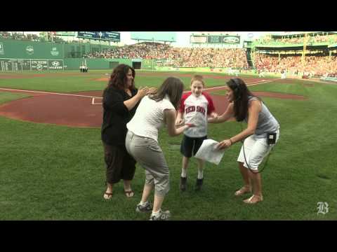 Man with no arms throws out the first pitch