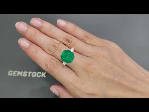 Vivid Green Colombian emerald in octagon cut 7.42 carats Video  № 4