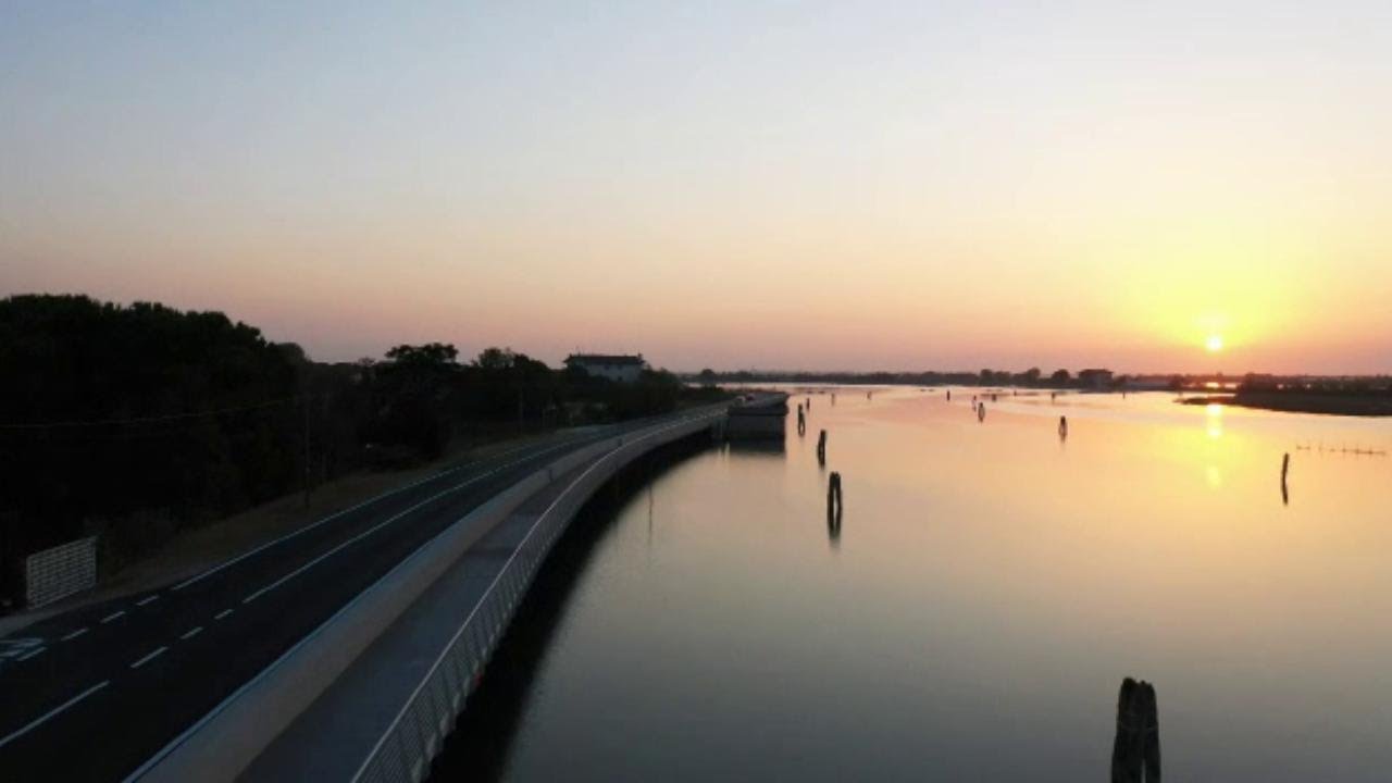 Venezia, lo spettacolo della ciclabile panoramica che collega Cavallino Tre Porti a Ca' Savio