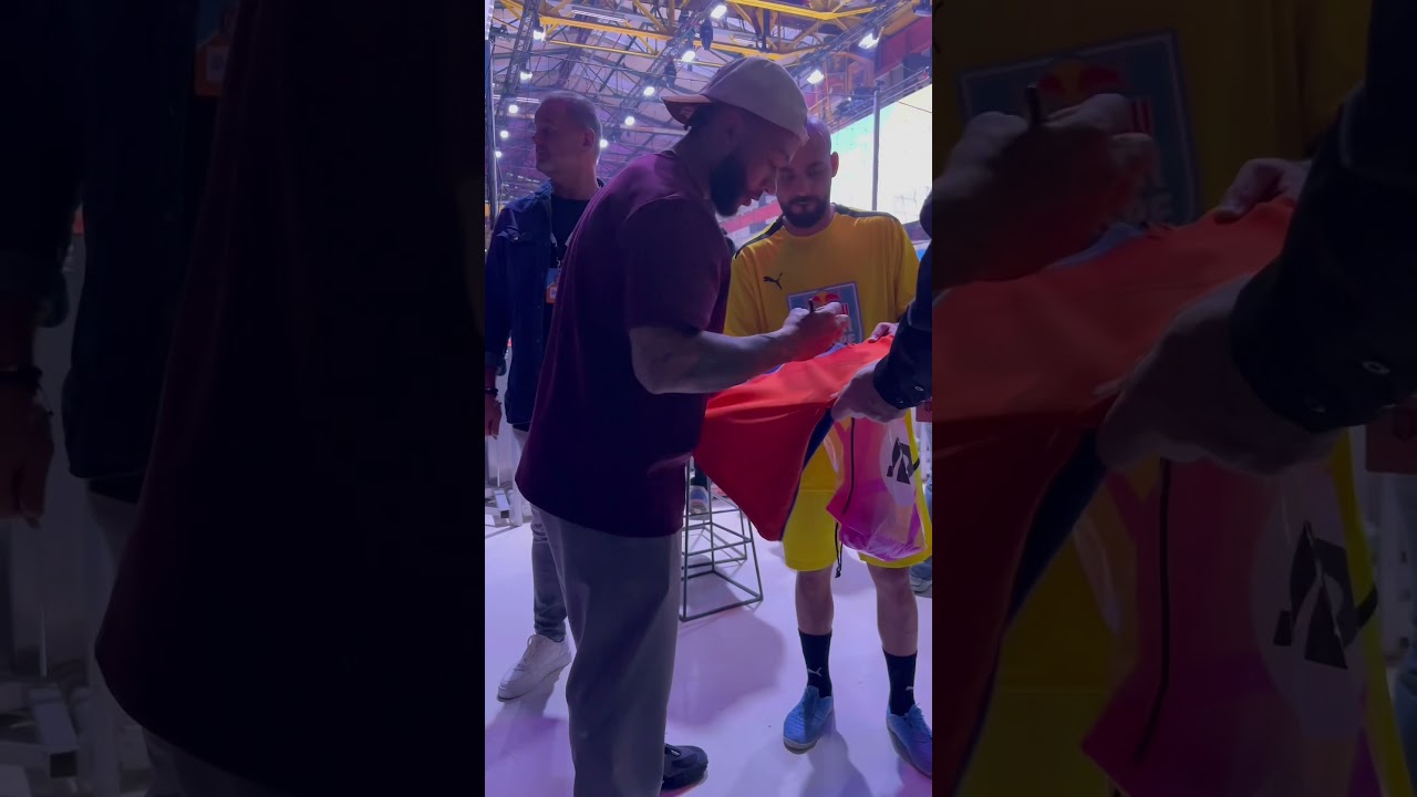 Win a signed Memphis Depay jersey 👕! 😱