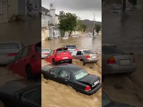 Suudi Arabistan'da aşırı yağışlar sel felaketine neden oldu