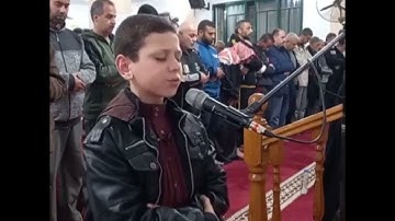 طفل يقرأ القرآن الكريم بصوت رائع جدا ما شاء الله تبارك الرحمان ٠😍😍