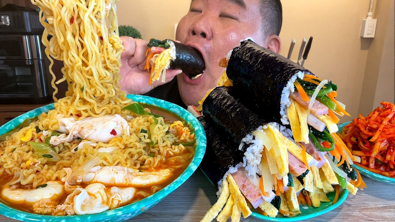 반숙열라면 + 왕꼬다리김밥 + 무생채 꼬다리만 골라먹는 푸우를 위해 어머니께서 만들어주신 꼬다리김밥 MUKBANG