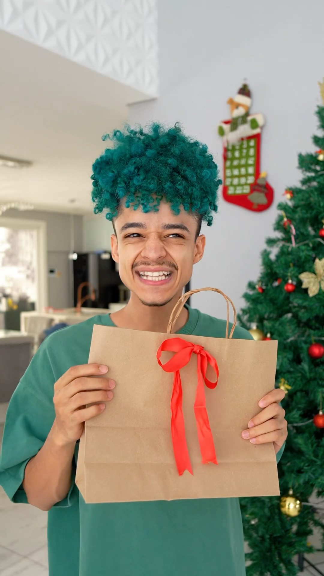 QUANDO VOCÊ GANHA UM PRESENTE DE NATAL