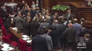 Armeniako Parlamentuan borrokan