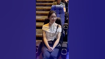 Con gái lớn của MC Quyền Linh lễ phép cúi gập người chào các khán giả khi đi làm việc với ba