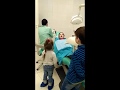 Супер зубной врач учит детишек не бояться лечить зубы