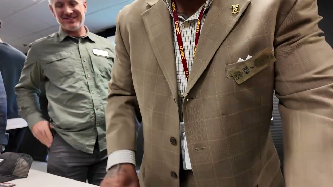 Removing and comparing the extractor and striker of Glock Generation Gen 5 with new Gen 6