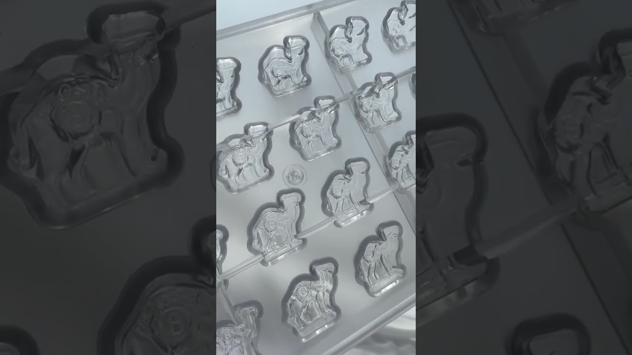 Close-up angle reveals the mold’s polished interior surface 🌟