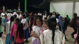 Hugo y su onda musical poniendo el ambiente en Vista hermosa en el festejo de día de las madres