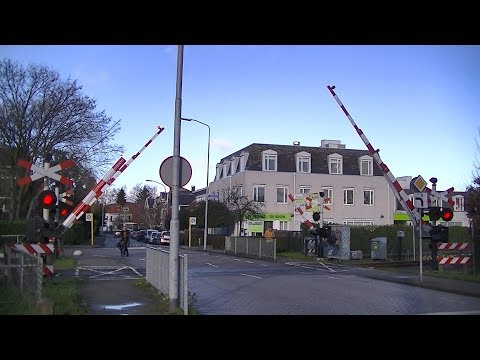 Spoorwegovergang Tiel // Dutch railroad crossing