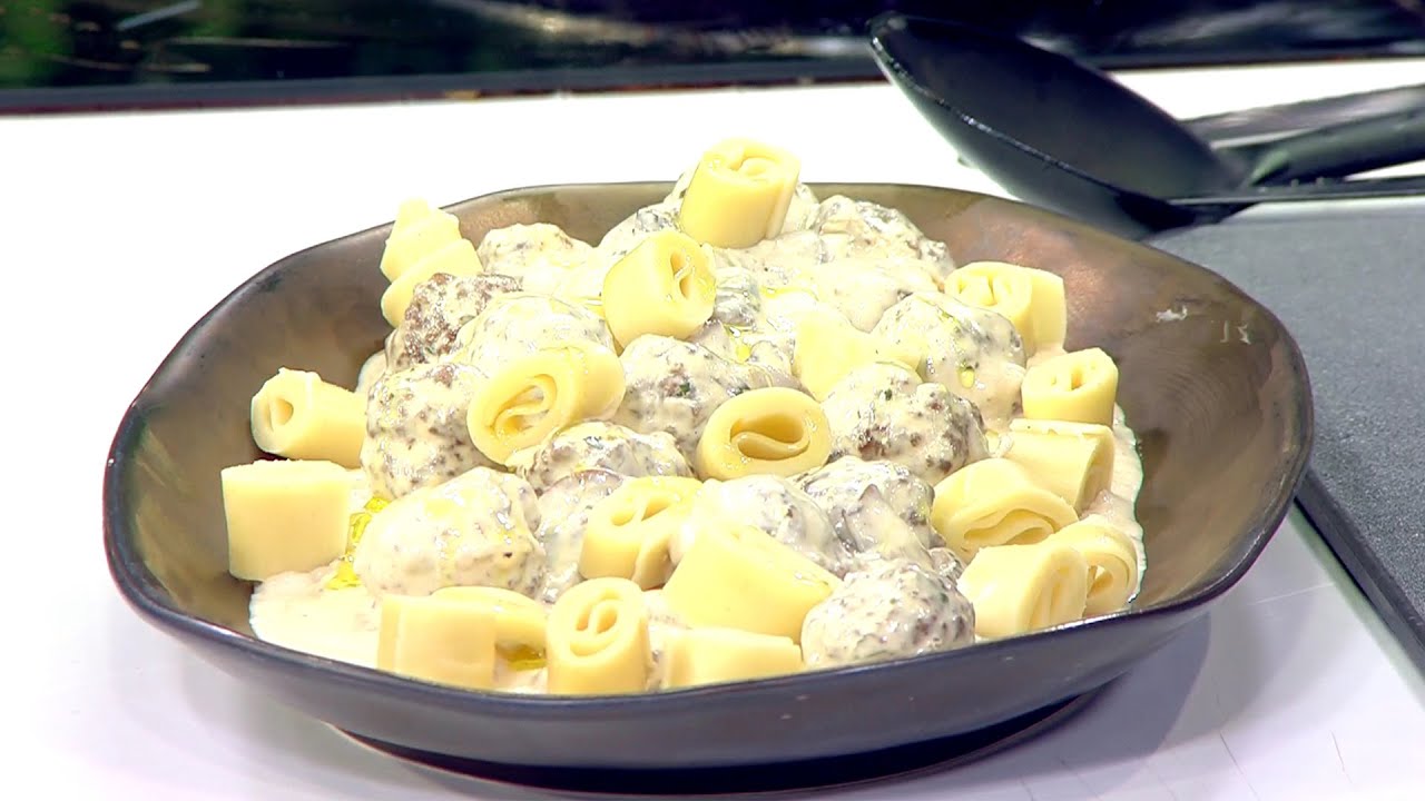 الكفتة بصلصة الفطر وسلطة الباذنجان مع الجوز