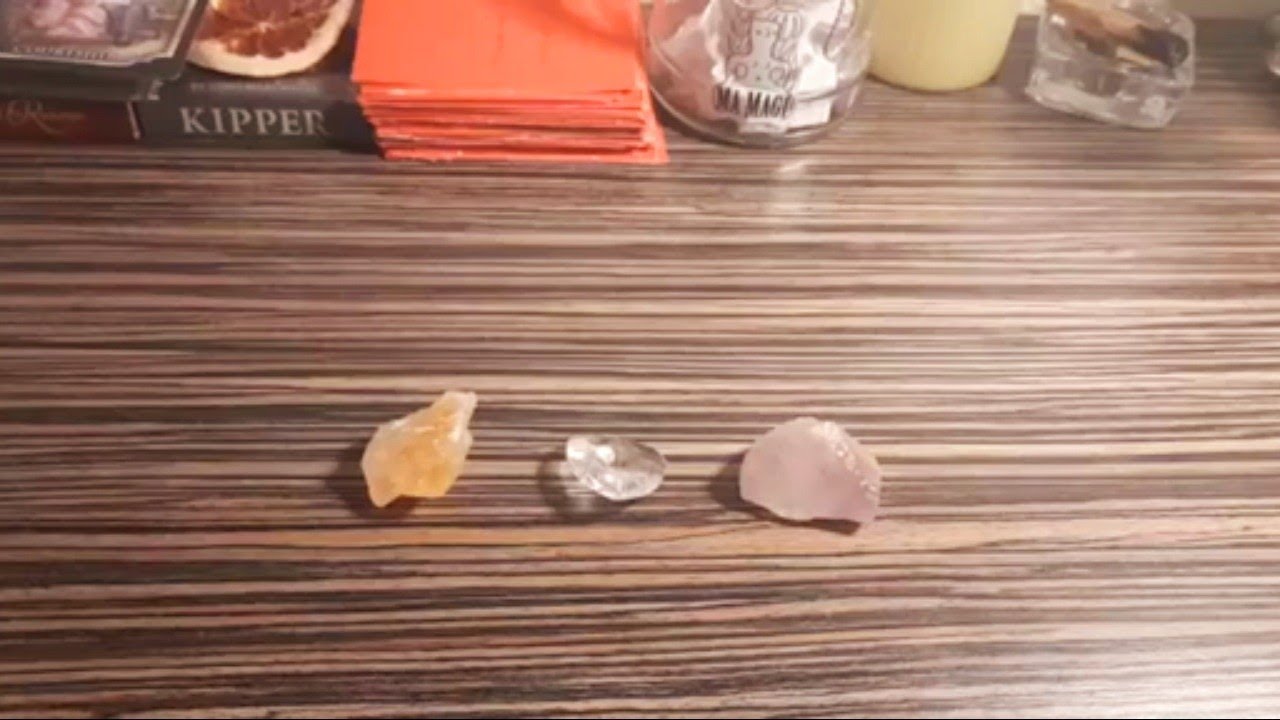 🔮 🔮Da li vas vasa osoba VARA ? postoji li treca osoba u vasem odnosu ? 🔮🔮