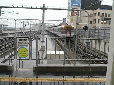 「特急かにカニはまかぜ」が加古川駅に到着