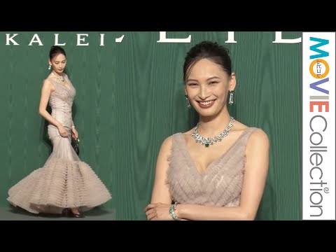 大政絢、胸元ザックリ開いたドレスで美ボディ披露／「ブルガリ カレイドス　色彩・文化・技巧」 オープニングデイ フォトコール