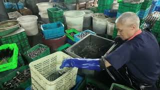 [SQ Factory ]SQ cleans off the anti-rust oil after applying rust prevention treatment.