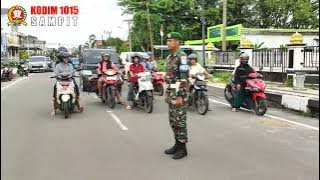 Menyanyikan Lagu Indonesia Raya Pukul 10:00 Wib.