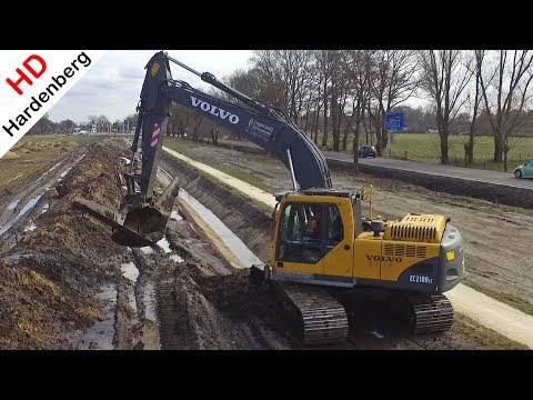 Digging a ditch | Volvo EC210BLC Rupsgraafmachine | Sloot uitgraven | Lagerweij | De Klomp.