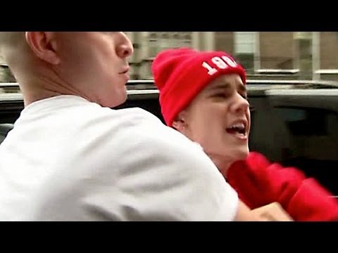 Film backdrop image for Justin Bieber hits out at photographers in London (2013)