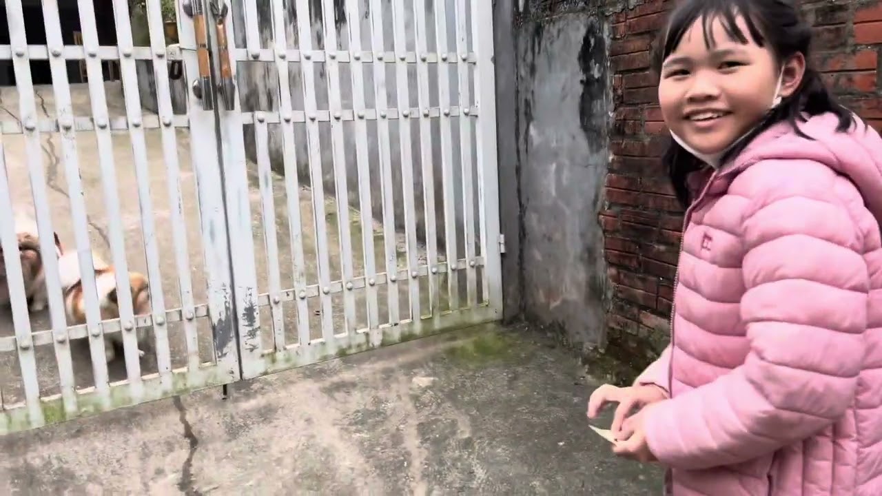 35 Tết quê ngoại.Con gái mê mẩn với đàn cá vàng của nhà hàng xóm