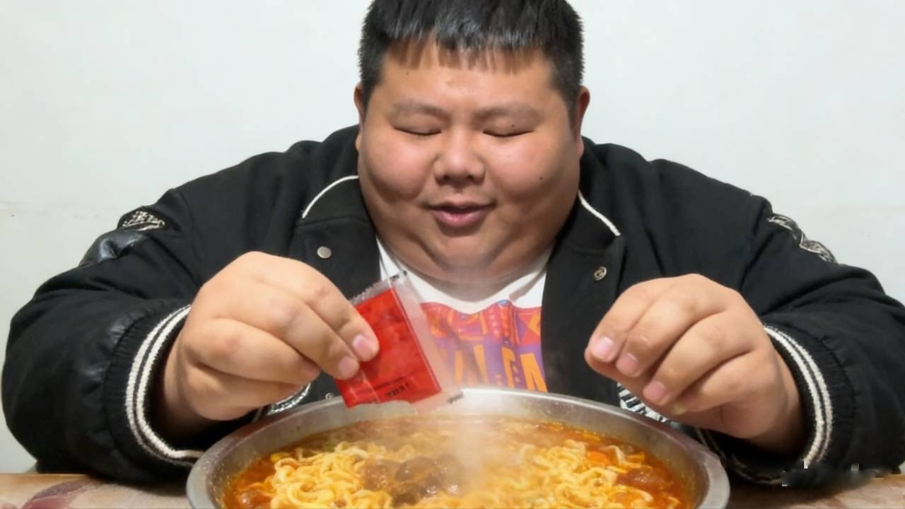 400斤良子的成名午餐——泡面，猜猜良子现在能一口气吃几包？ #良子大胃袋 #良子 #吃播 #大胃王