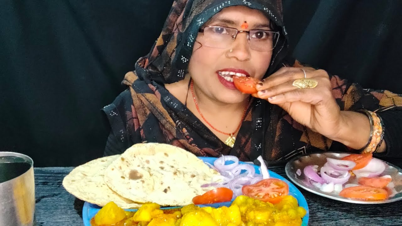 Aalu matar 🫛 ki sabji🤤 and tomato 🍅 onion 🧅 salad 🥗 please support me 🙏🥰