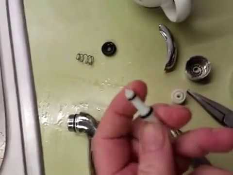 Video: Come posso riparare il mio spruzzatore Moen?
