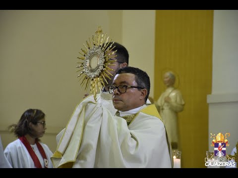 Bispo abençoa da calçada da Catedral de Cajazeiras-PB após celebração da Páscoa