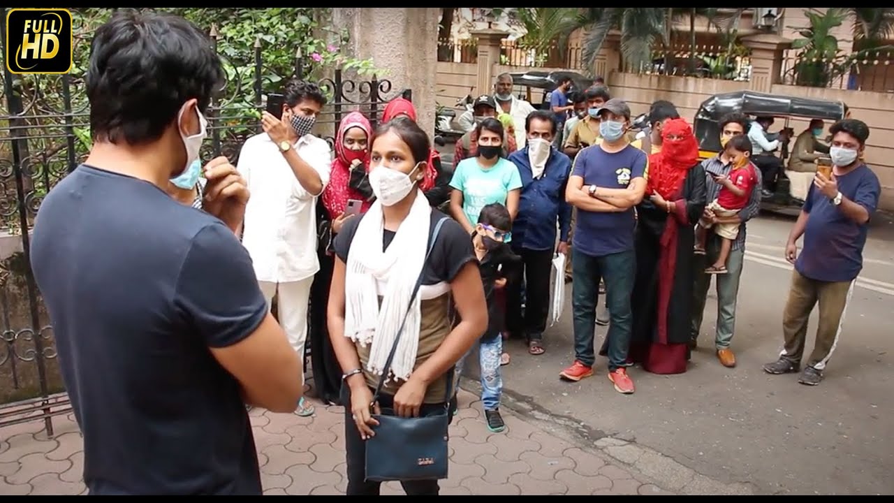 Sonu Sood meets up with People who arrived at His home to ask him for help during these tough times