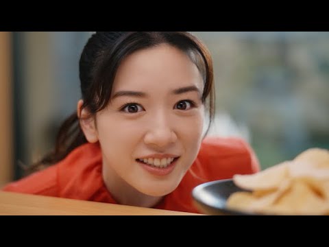 永野芽郁、料亭の厨房で大はしゃぎ‼元気な笑顔が可愛すぎ！ 『湖池屋プライドポテト』新CM 「国産じゃがいもの旨み」篇／「岩塩の時代来ちゃったよ」篇