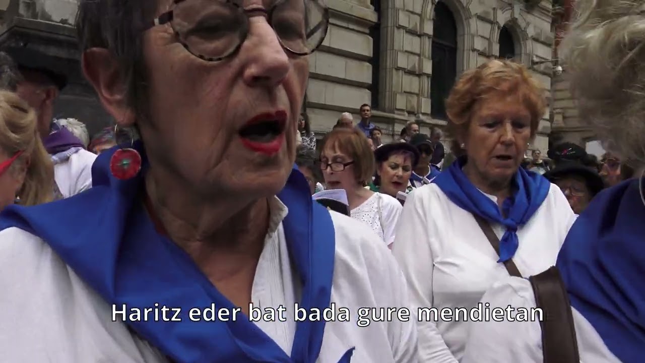 7 ZAZPI EUSKAL HERRIEK abestia EHKANTUZ ekitaldian Bizkaiko Diputazioaren aurrean