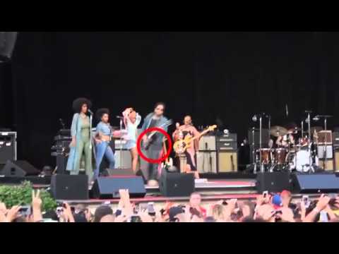 Lenny Kravitz Leather Pants Wardrobe Malfunction, Exposes Junk