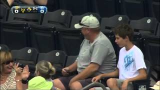 2012/08/22 Fan's barehanded grab