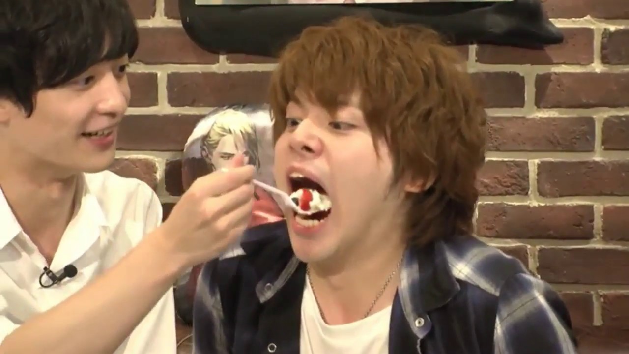 Umehara Yuichiro and Uchida Yuuma feed each other cake