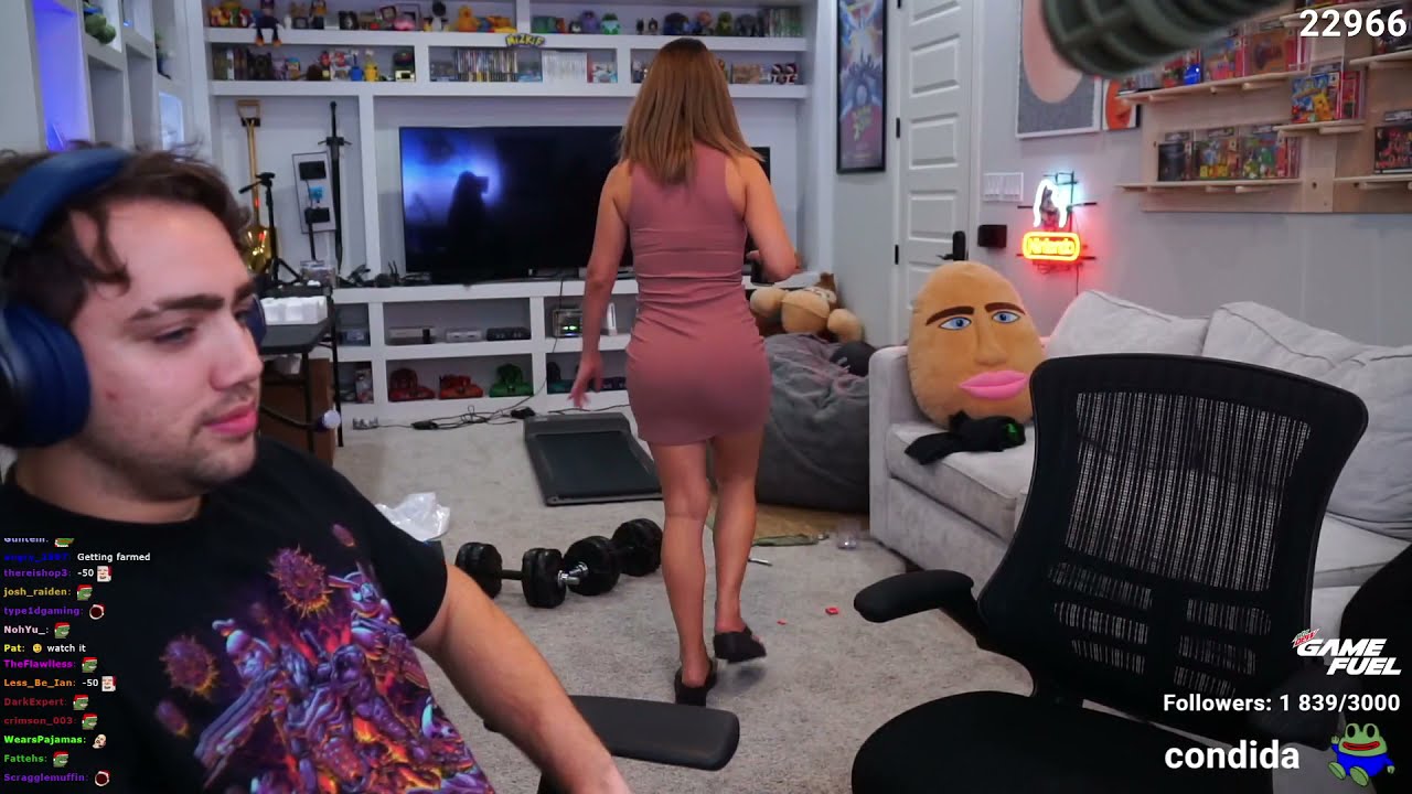 Alinity Butt Flash