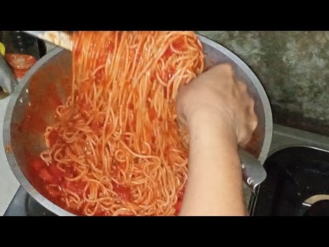 Video: Paano Gumawa Ng Clam Spaghetti Na May Maanghang Sarsa Ng Perehil