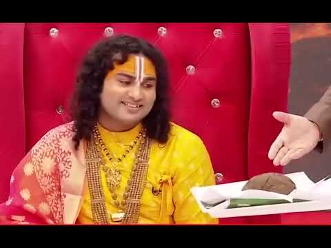 رجل دين هندوسي بارز يرو ج لفوائد روث البقر الصحية لكنه رفض أكله على الهواء عندما قدمه له مذيع هندي