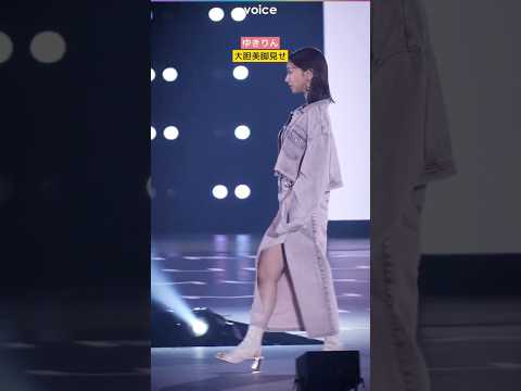 柏木由紀 、深スリットで大胆美脚見せ