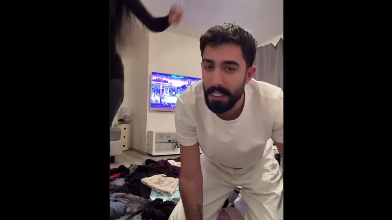 ليلى و طارق يحكي  قصيت حياته وليلى يتعلم طارق على تتطبق ثياب