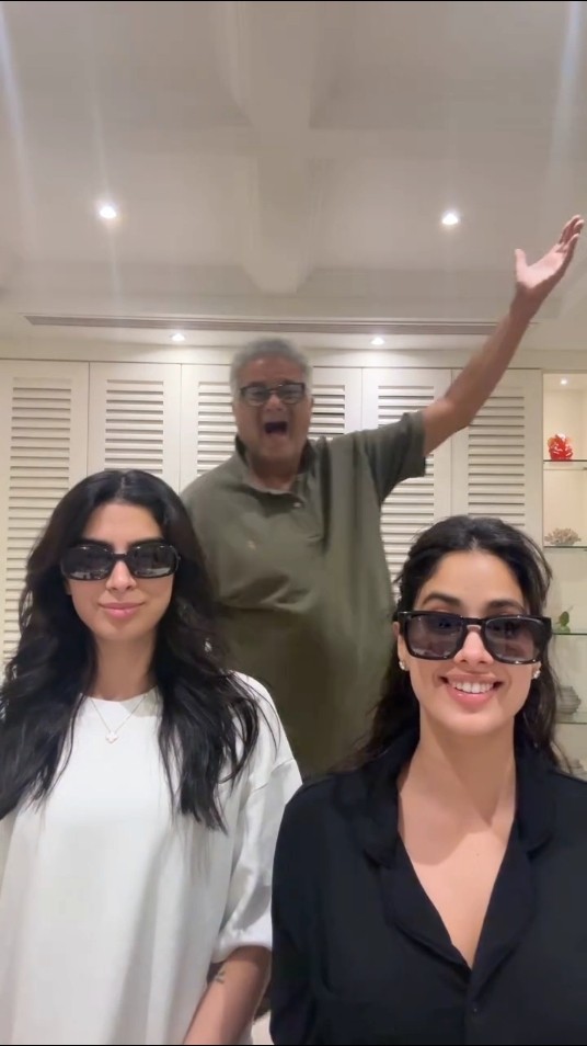#boneykapoor being the coolest one in #khushikapoor #janhvikapoor 's frame ? #filmykalakar