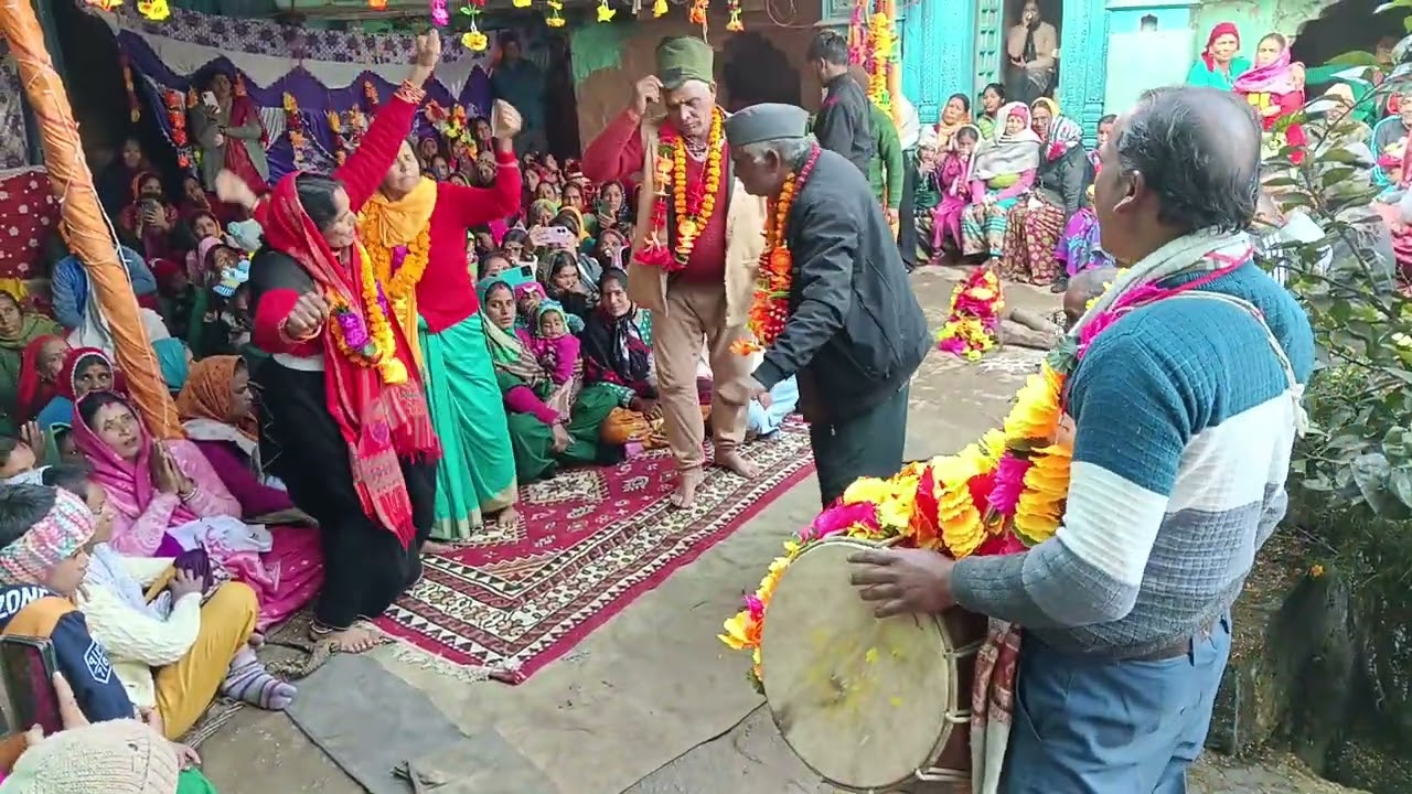 भैरव नाथ ढ़ोल दमऊ के साथ नृत्य करते हुए गांव करोखी में 