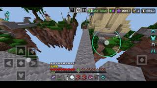 Playing Hive Skywars solos With Em Client (MCPE)