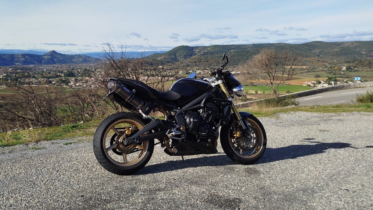 Triumph Street Triple 675 full gazz sur petite route de montagnes | Puresound