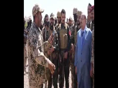 الشيخ سلطان البركاني يستمع لقصيدة شعرية خلال تفقدة اللواء الثاني مشاة بحري في الساحل الغربي