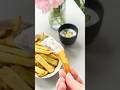Deine Pommes noch leckerer – dank Gewürzgurken und cremigem Knoblauch-Gurken-Dip! 🥒🍟
