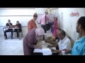 المواطنين يدلو بأصواتهم من داخل